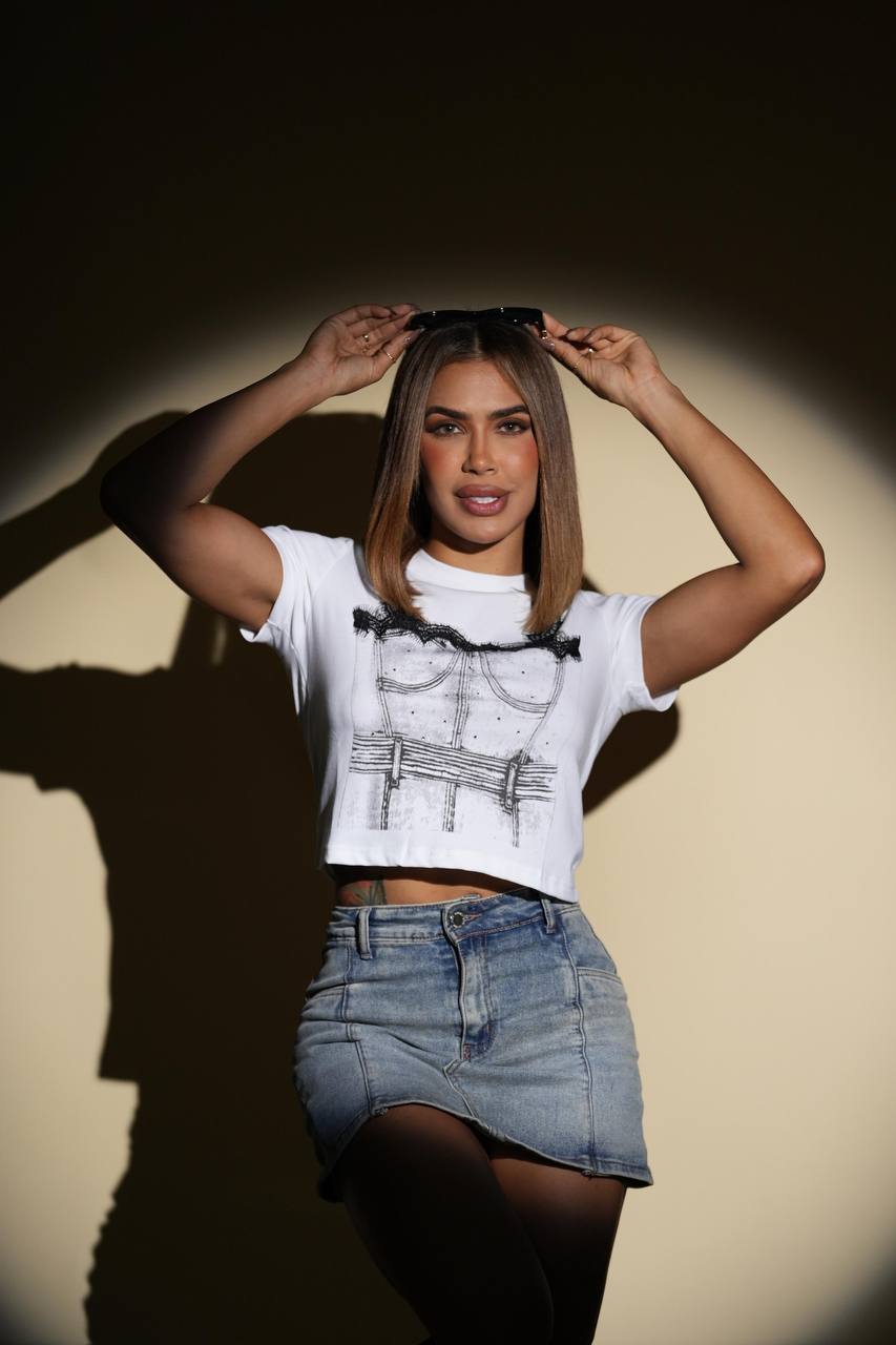 Women’s Crop Top – Modern Graphic Design