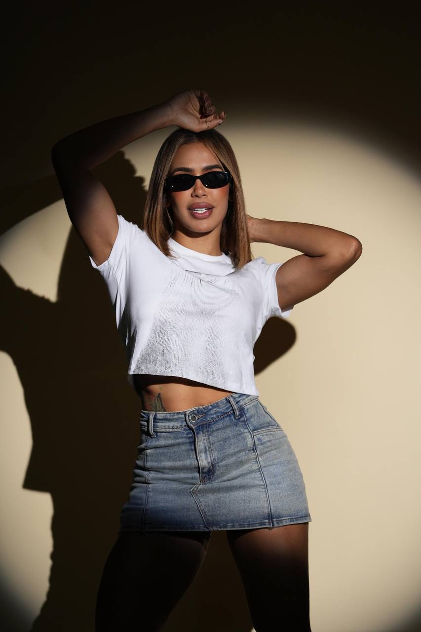 Women’s Crop Top – Modern Graphic Design